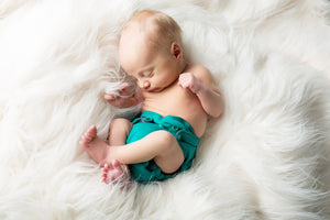 Nyfødt baby med Ecoposh OBV Tøybleie - Formsydd, nyfødtbleie. Farge: Atlantis